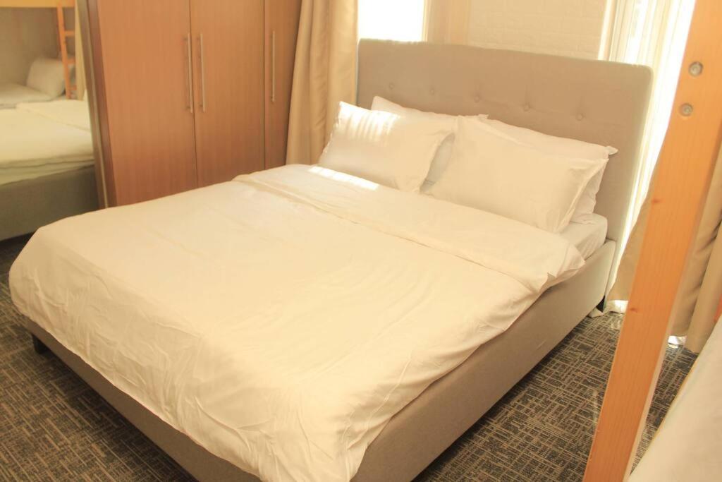 A2J Luxury 1Br Balcony Suite Near Venice Mall Bgc Маніла Екстер'єр фото